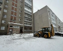 Осуществляется механизированная очистка и вывоз снега с придомовой территории