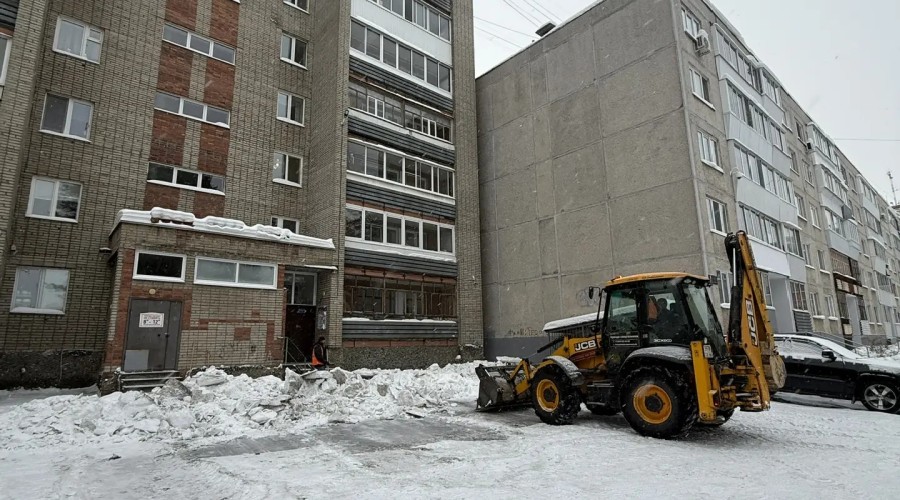 Осуществляется механизированная очистка и вывоз снега с придомовой территории