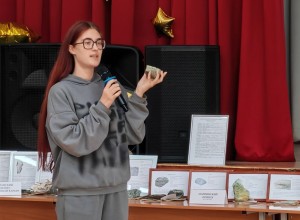 Атомклассу школы №1 передали уникальную коллекцию камней, которые студенты со всей России собрали на Урале