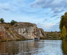 Красавица-Исеть в обрамлении скалистых берегов прекрасна не только летом, но и золотой осенью