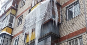 Необходимо очищать крыши и козырьки в Заречном от снега и наледи!