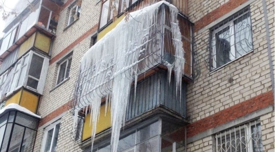 Необходимо очищать крыши и козырьки в Заречном от снега и наледи!