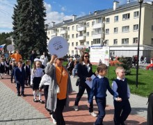 На площади перед ДК Ровесник началась общегородская линейка, посвящённая Дню знаний