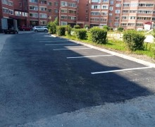 Во дворе на Ленинградской, 29 обновили парковку