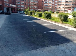 Во дворе на Ленинградской, 29 обновили парковку