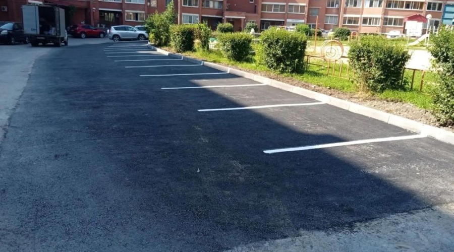 Во дворе на Ленинградской, 29 обновили парковку