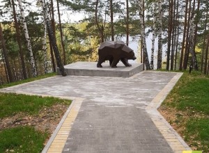К медведю, который живёт у смотровой площадки сделали удобную тропинку