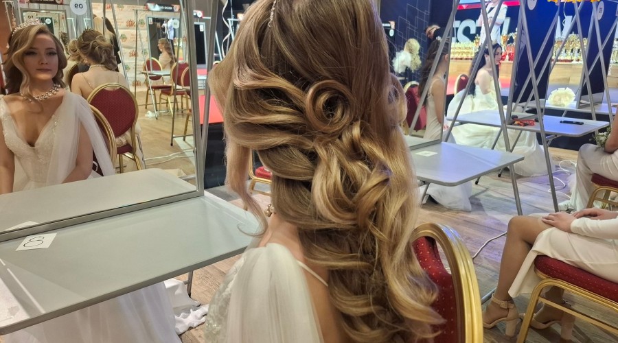 Лучшим парикмахером региона в 2026 году стала мастер из Екатеринбурга