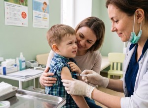 В Белоярской ЦРБ начали делать прививки от клещевого энцефалита детям