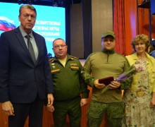 В Белоярском районе вручили государственные и ведомственные награды участникам СВО