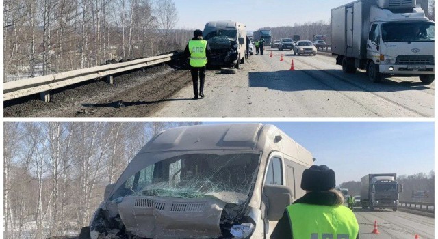 Четыре человека пострадали в столкновении микроавтобуса и фургона на трассе под Екатеринбургом