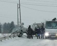Автомобиль врезался в ограждение на переезде между Мезенкой и Баженово