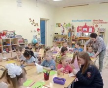 В преддверии 8 Марта сотрудники Госавтоинспекции Заречного провели для дошкольников мастер-класс по изготовлению «безопасных» открыток