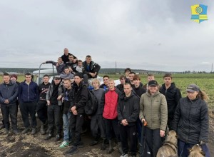Студенты из Белоярского помогли собрать урожай картофеля на полях УрО РАН