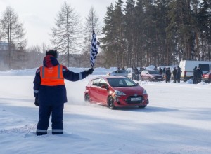 Более 30 автомобилей завершили зимний сезон на катке «Электрона»