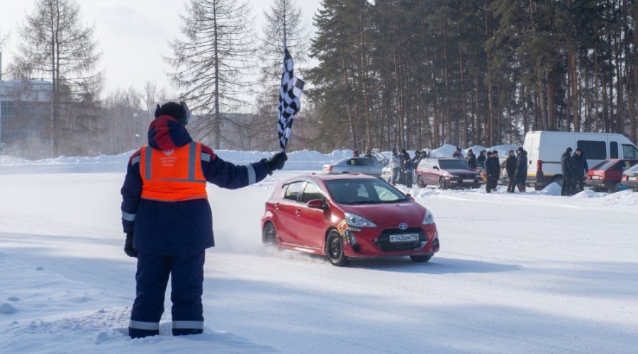 Более 30 автомобилей завершили зимний сезон на катке «Электрона»