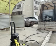 УК ДЕЗ помыла мусорные контейнерные площадки на площадках, за которые она отвечает