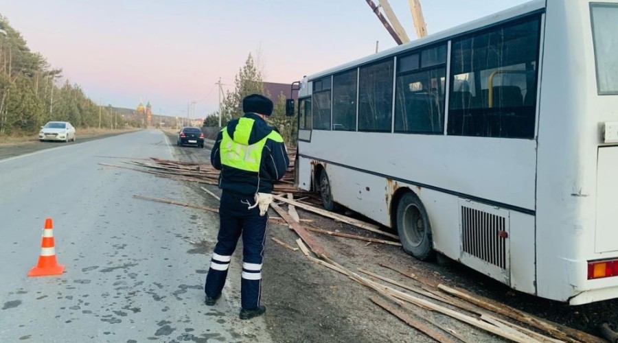 Свердловские автоинспекторы устанавливают обстоятельства ДТП с участием пассажирского автобуса