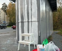 В Заречном художница украшает ещё одну остановку берёзками