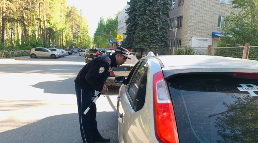 Очередное профилактическое мероприятие «Ребенок-пассажир» проведено сотрудниками Госавтоинспекции вблизи детской поликлиники города Заречного