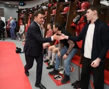 После завершения матча «Автомобилист» – ЦСКА на новой ледовой УГМК-Арене губернатор Евгений Куйвашев пообщался с хоккеистами, поддержал их и поблагодарил за игру