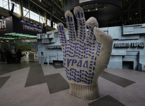 Новый арт-объект в виде 3-метровой строительной перчатки может появиться в Екатеринбурге