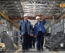 Врио губернатора Свердловской области Денис Паслер оценил мощности Уралмашзавода и пообщался с работниками предприятия