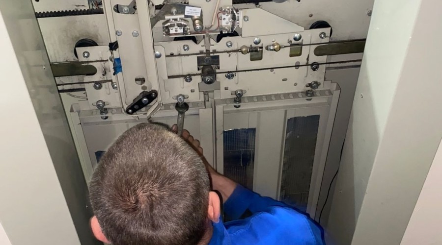 Вандалы почти на 9 часов оставили без лифта жителей многоэтажного дома