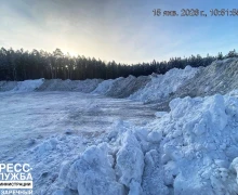 После обильных снегопадов в муниципальном округе Заречный продолжается вывоз снега на полигон