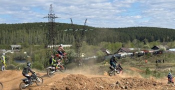В Заречном стартовал первый день мотокросса