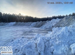 После обильных снегопадов в муниципальном округе Заречный продолжается вывоз снега на полигон