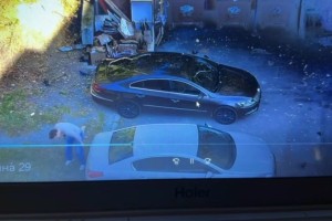 Владельца серого Peugeot 508 просят отозваться после повреждения двери Volkswagen на парковке на Ленина, 31
