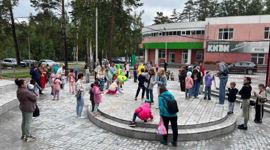 Около ТЮЗа закончили ремонтировать амфитеатр и обновили его детским праздником