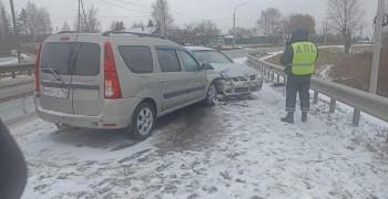 Сотрудники Госавтоинспекции Заречного устанавливают обстоятельства ДТП, в котором пострадал несовершеннолетний пассажир автомобиля