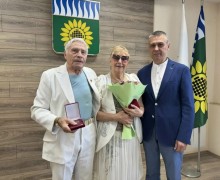 Супружеские пары из Заречного удостоены знака «Совет да любовь», многодетная мать — знака «Материнская доблесть»