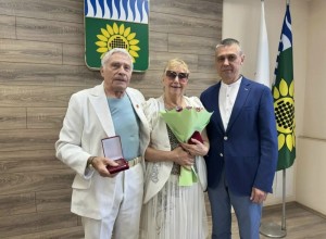 Супружеские пары из Заречного удостоены знака «Совет да любовь», многодетная мать — знака «Материнская доблесть»