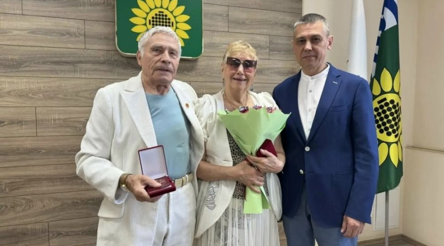 Супружеские пары из Заречного удостоены знака «Совет да любовь», многодетная мать — знака «Материнская доблесть»