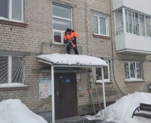 В Заречном управляющая организация проводит очистку кровель и предупреждает об опасности схода снега