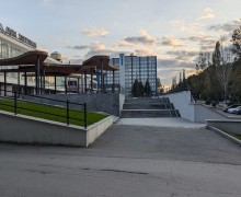 ПО НОВОМУ ПАНДУСУ ЛЕГКО И НЕПРИНУЖДЁННО можно теперь подняться по лестнице к Дому торговли с коляской или велосипедом